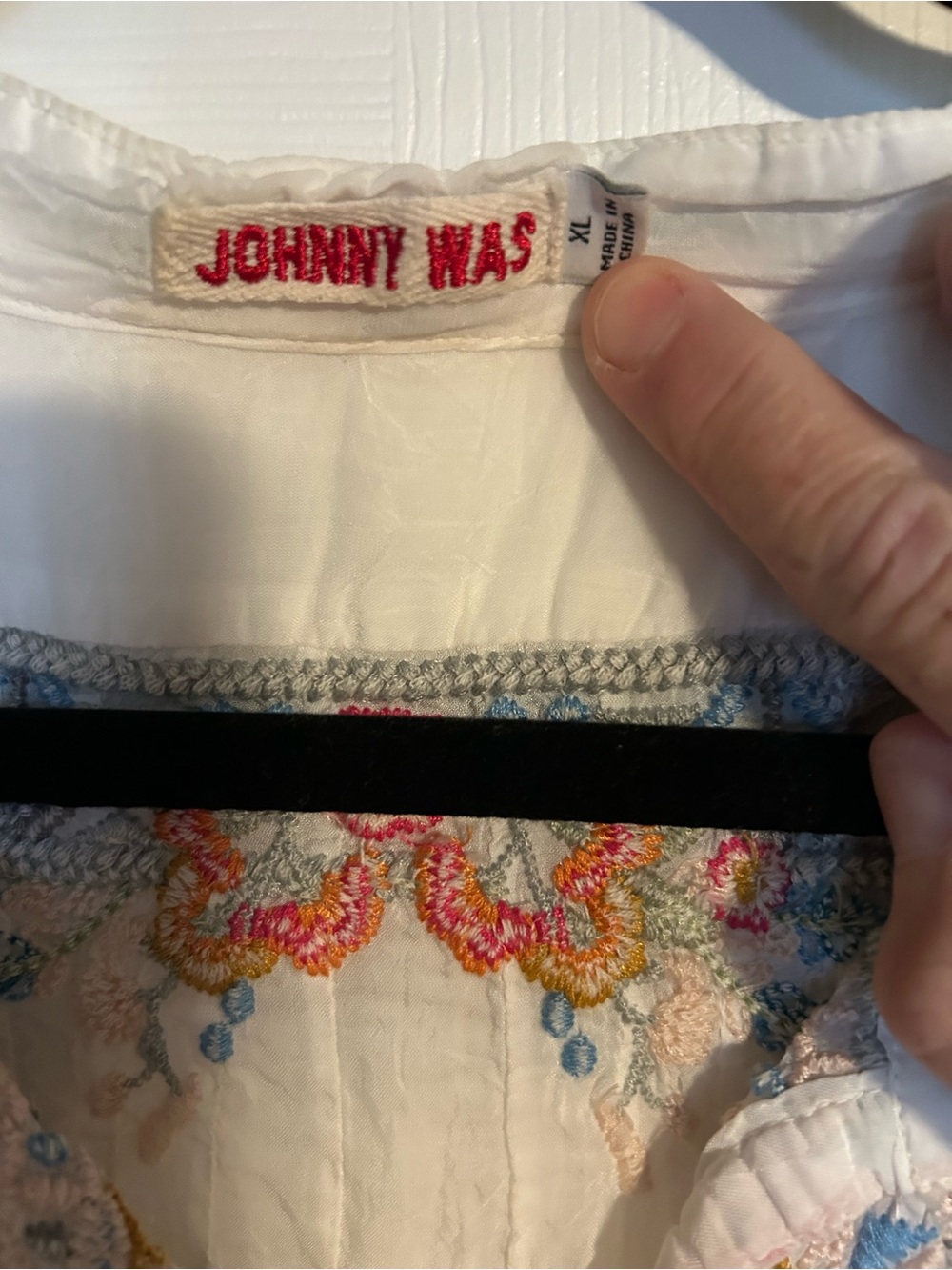 Johnny Was White Embroidered V-Neck Women's Top Like New - Picture 3 of 3